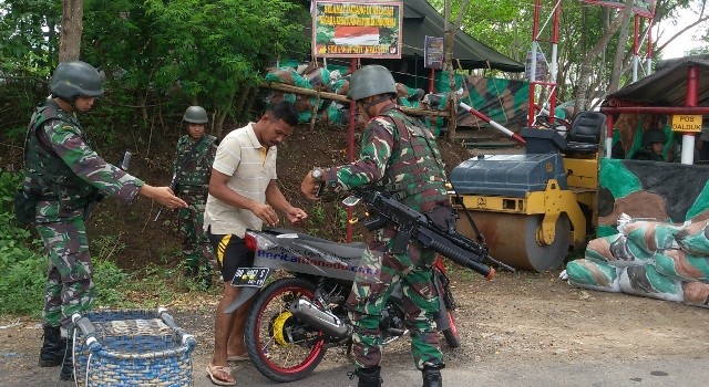 Salah satu bagian dari latihan pra tugas Batalyon Infanteri Raider 712/Wiratama di Desa Kombi, Minahasa