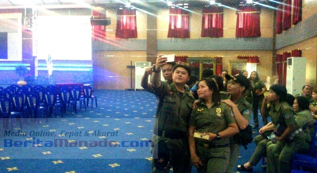 Sebagian rombongan Sat Pol PP Manado ber-selfie ria sambip menunggu pemutaran film Senjakala di Manado dimulai
