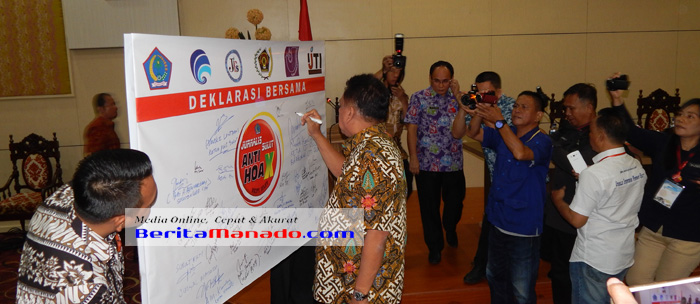 Gubernur Sulut Olly Dondokambey saat menandatangani deklarasi bersama Jurnalis Sulut Anti Hoax