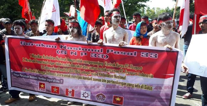 Aksi demo di DPRD Sulut