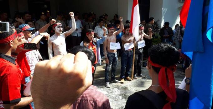 aksi demo, unjuk rasa, DPRD Sulut
