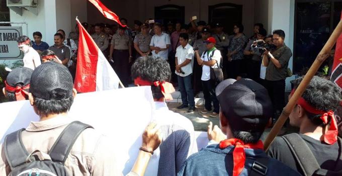 Demo, unjuk rasa, DPRD Sulut