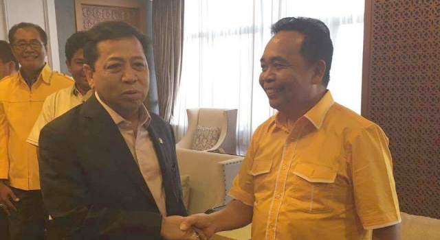 Ketua Umum Golkar Setya Novanto bersama Ketua DPD II Golkar Minut Denny Wowiling. 