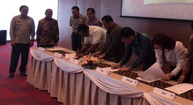 Bupati Minut Vonnie Panambunan menandatangani dana hibah di BNPB.