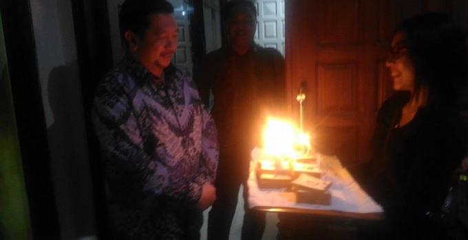 Mor Bastiaan menerima kejutan lilin dan kue ulang tahun dari wartawan