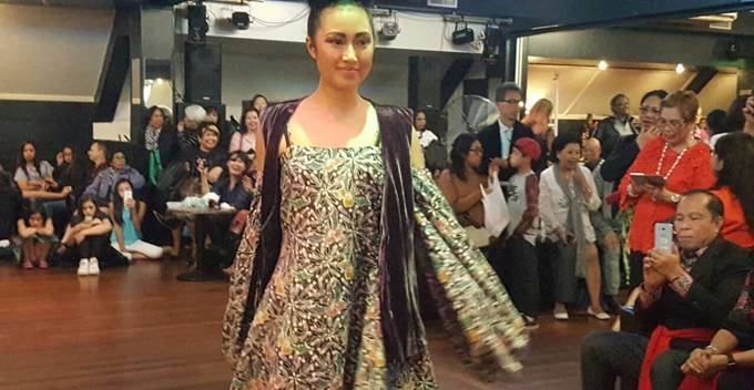 Pernampilan Angel Gabriela Lefrant  dengan Batik Minahasa