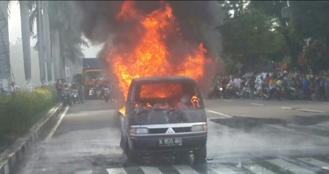 Pick up yang terbakar di depan Kantor Walikota Bitung