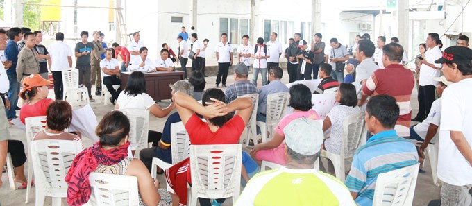 aksi damai sejumlah warga desa watuliney menolak pengaktifan kembali hukum tua Max Manampiring