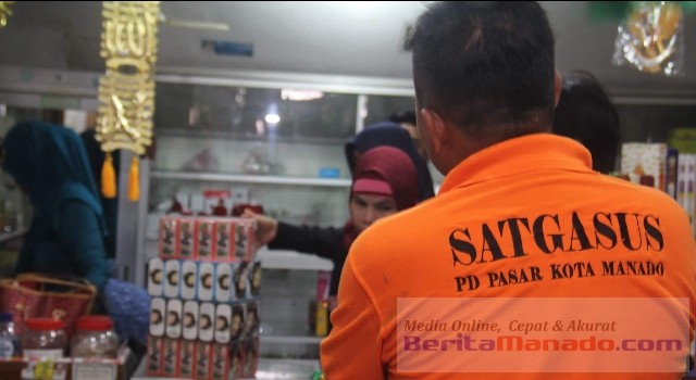 PD Pasar Manado sedang melaksanakan penyegelan terhadap sejumlah kios di Shopping Center Manado
