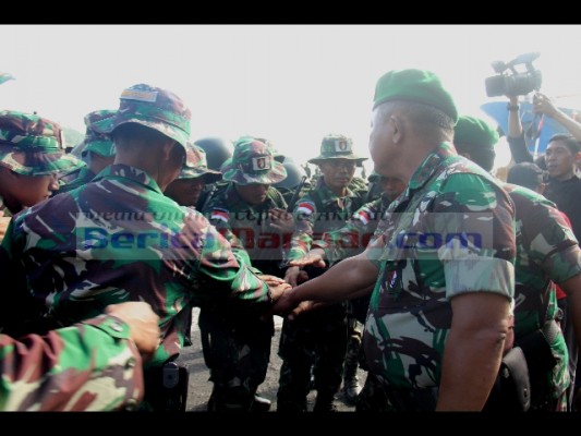 Pangdam XIII/Merdeka Mayjen TNI Ganip Warsito memberikan semangat kepada para prajurit pengamanan perbatasan RI-RDTL