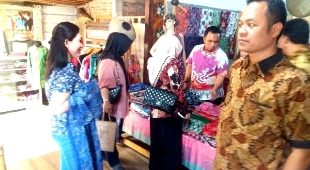 Suasana kunjungan rombongan DPRD dan Ibu Bupati Gorontalo