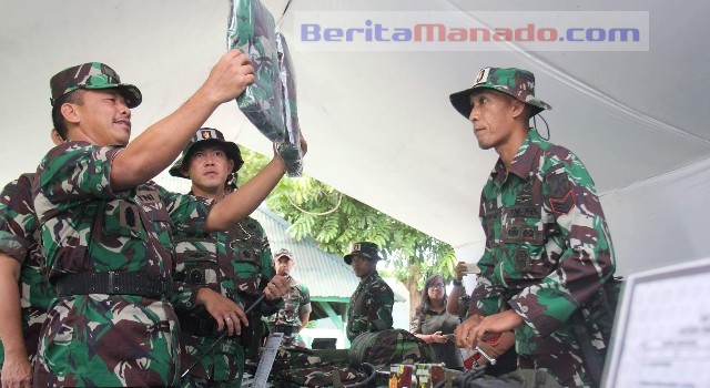 Laksma TNI Nurhidayat memeriksa perlengkapan yang akan di bawa Satgas Pamtas RI-RDTL Yonif Raider 712/Wiratama