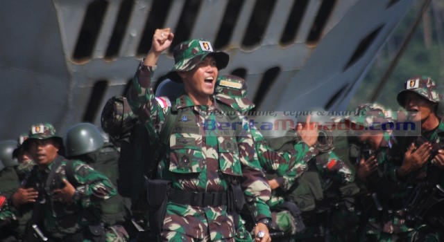 Letkol Inf Elvino Yudha Kurniawan memimpin yel-yel sebelum berangkat ke perbatasan