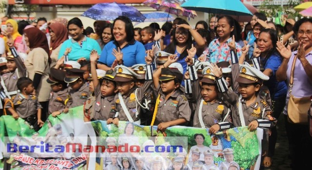 Selain guru dan siswa, para orangtua murid pun antusias mengikuti kegiatan tersebut, termasuk mendandani anak-anak mereka layaknya polisi.