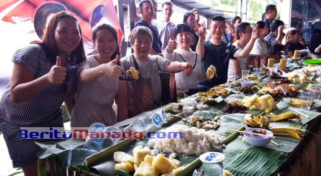 150 turis Tiongkok, yang menghadiri Festival Makan di Daun dalam rangka Hari Ulang Tahun (HUT) ke-13 Kabupaten Minahasa Utara (Minut), Jumat (11/11/2016)