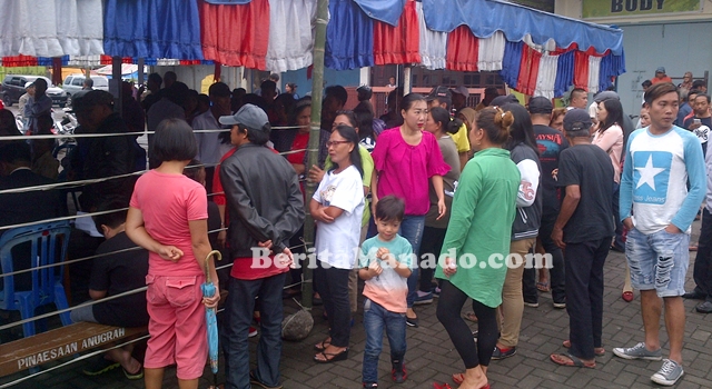 Suasana Pilhut Desa Amongena Satu di luar tempat pemungutan suara