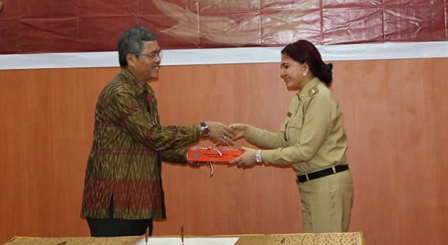 Bupati Minut Vonnie Anneke Panambunan menyerahkan LKPJ 2016 Kepada Ketua BPK Sulut  Drs Tangga Muliaman Purba MM.
