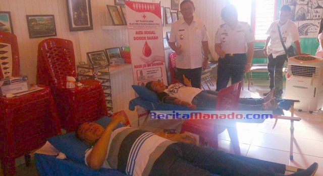 Aktifitas donor darah dipantau langsung Ketua PMI Minut Joppi Lengkong dan Wakil Ketua Hanny Tambani.