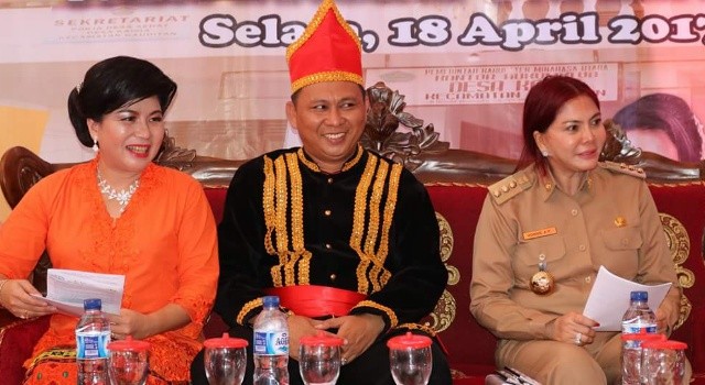 Bupati Minut Vonnie Panambunan bersama Kumtua Desa Kaima Meidy Kumaseh dan istri.