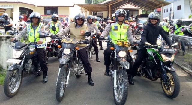 Kapolres Minut AKBP Eko Irianto memimpin rombongan touring.(foto: Humas Polres Minut)