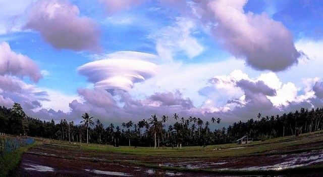 Fenomena awan difoto oleh Vitha Kalesaran.