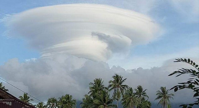 Fenomena awan difoto oleh Liza Pongajow.