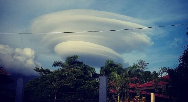 Fenomena awan, difoto oleh Stephen Lengkong.