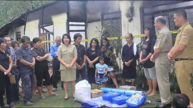 Kadis Sosial Minsel, Sofie Sumampow Saat Menyerahkan Bantuan ke Korban Kebakaran di Desa Pinaling