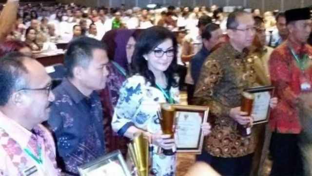 Bupati Minsel, Christiany Eugenia Paruntu, SE Saat Menunjukkan Penghargaan Anugerah Pangripta Nusantara