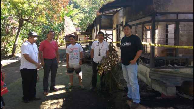 Ketua IOF Pengda Sulut Harley Mangindaan dan Ketua IOF Pengcab Minsel Rommy Sengkey Saat Membawakan Bantuan Korban Kebakaran di Desa Pinaling