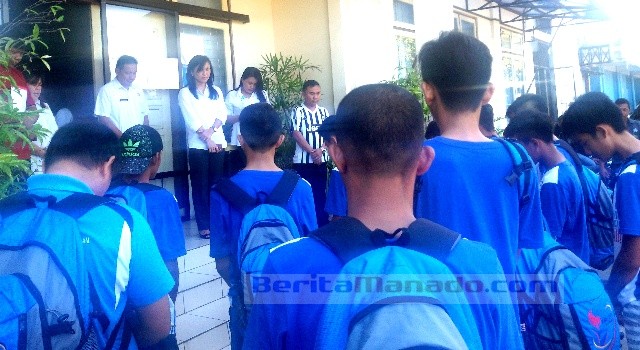 Kadispora Manado Lenda Pelealu dan jajarannya melaksanakan doa bersama dengan para atlit sepak bola PPLD kota Manado sebelum menuju ke Kotamobagu