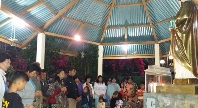 Jerry Wangko bersama keluarga dan pendukung di Biara SMSJ Kawatak