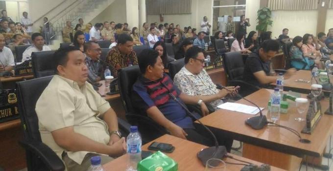 Rapat paripurna DPRD Manado LKPJ Walikota anggota dewan