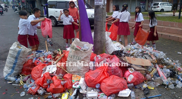 Anak-anak salah satu Sekolah Dasar di Langwoan terlihat bersemangat mengangkat sampah di Pusat Kota Langowan