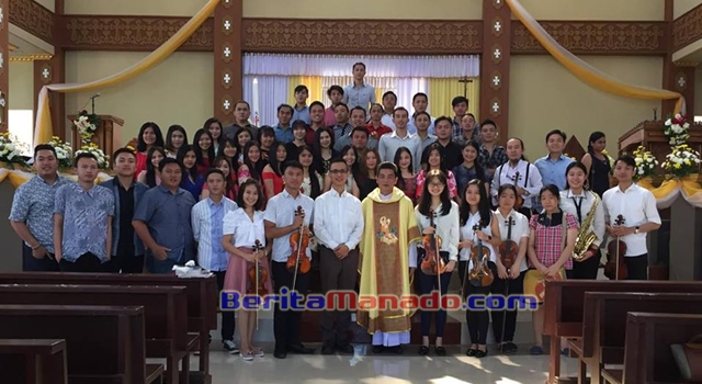 OMK Paroki st Fransiskus Xaverius Kakaskasen dan Pastor Paroki Johanis Pinontoan Pr bersama Manado Catholic Orcestra