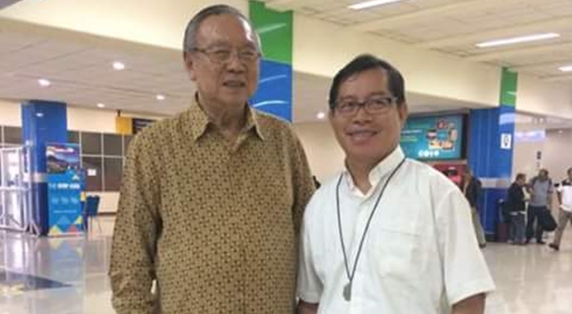 Mgr Josep Suwatan dan Mgr Rolly Untu saat bertemu di Bandara International Sam Ratulangi Manado