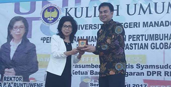 Rektor UNIMA Juyleta PA Runtuwene bersama Aziz Syamsuddin