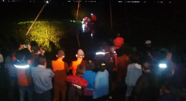 Upaya evakuasi rombongan yang terjebak enceng gondok dari Pulau Likri