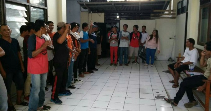 WNA Philipina saat akan diserahkan Kantor Imigrasi Kelas II Kota Bitung ke Rumah Detensi Manado