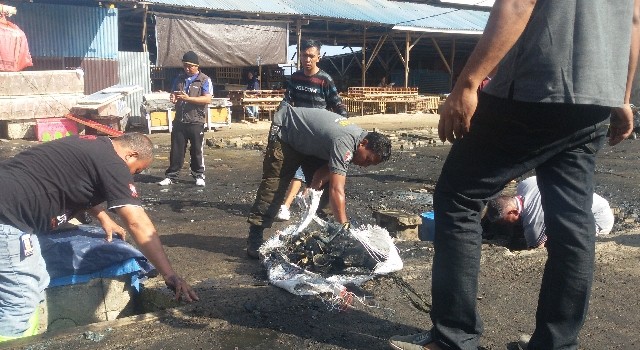 Fery Keintjem membaur dengan yang lainnya membersihkan selokan di Pasar Bersehati