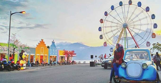 TERBESAR: "Ferris Wheel" alias komidi putar yang digadang-gadang seebagai yang pertama dan terbesar se-Indonesia Timur terletak di CitraLand, Kota Palu, Sulawesi Tengah. Berdiameter 30 meter dan memiliki 18 Kabin (Kapsul) dengan pemandangan teluk Kota Palu.