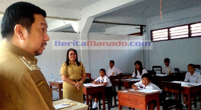 Mor Dominus Bastiaan saat memantau pelaksanaan ujian di SMP Kristen El'Fatah Manado