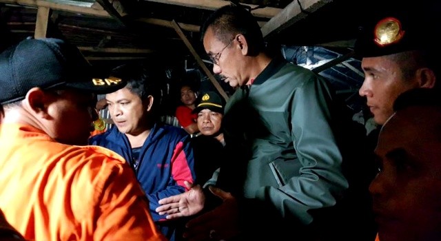 Brigjen TNI Sulaiman Agusto berada di lokasi kejadian longsor Tatelu dan memerintahkan Kasdim Bitung untuk melakukan evakuasi