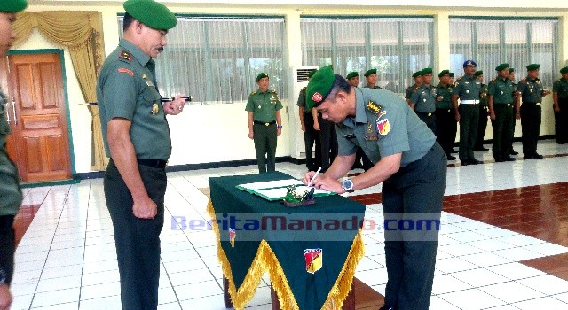 Kolonel Inf Ario Prawiseso menyerahkan jabatan sebagai Kasiintel Korem 131/Santiago kepada Danrem 131/Santiago Brigjen TNI Sulaiman Agusto