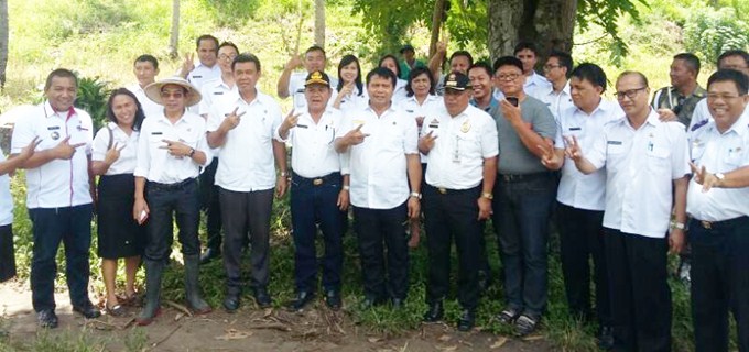 Tim BKPRD meninjau lokasi pembangunan rumah layak huni di Kecamatan Belang