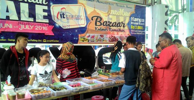 Bazaar Kuliner Ramadhan di area kanopi itCenter Manado