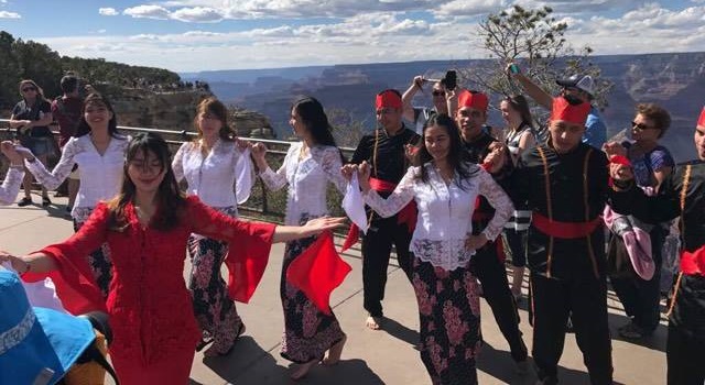 Penampilan Grup Maengket  Pemkab Minahasa di Grand Canyon National Park