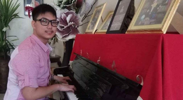 Selain belajar, Evander Binui juga senang bermain piano.(foto: ist)