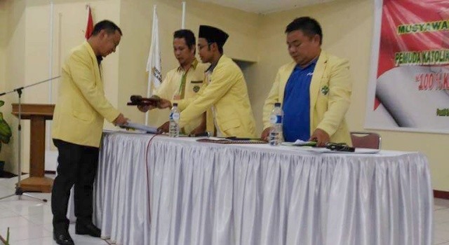 Lexi mantiri menerima dokumen hasil-hasil sidang Muskomda.(foto: Komda PK Sulut)