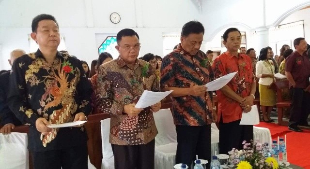 Dari kiri: Sekda Minut Arnolus Wolajan, Wabup Minut Joppi Lengkong, Gubernur Sulut Olly Dondokambey dan Ketua DPRD Minut Berty Kapojos, mengikuti ibadah bersama.
